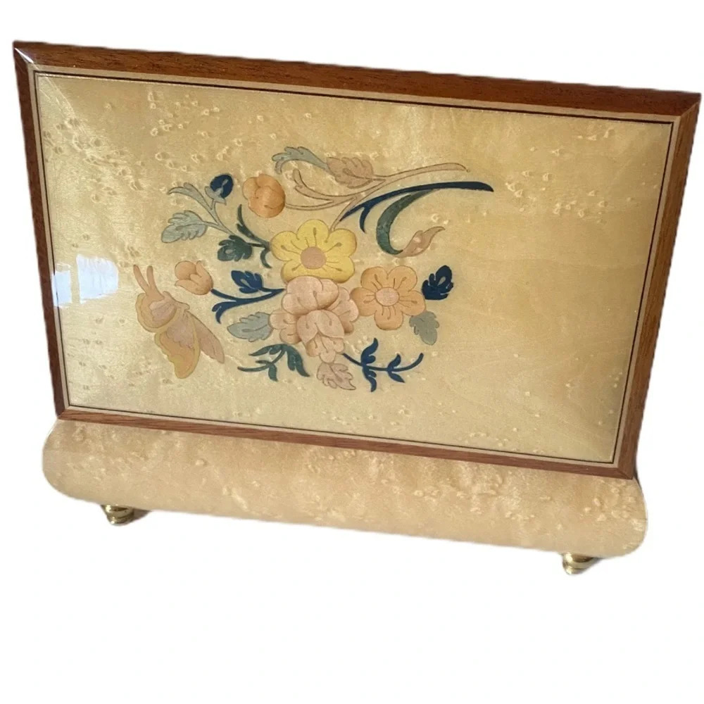 Beautiful vintage jewelry music box​